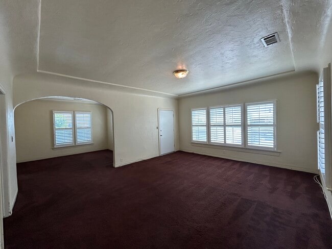 Building Photo - 112 N Primrose Ave