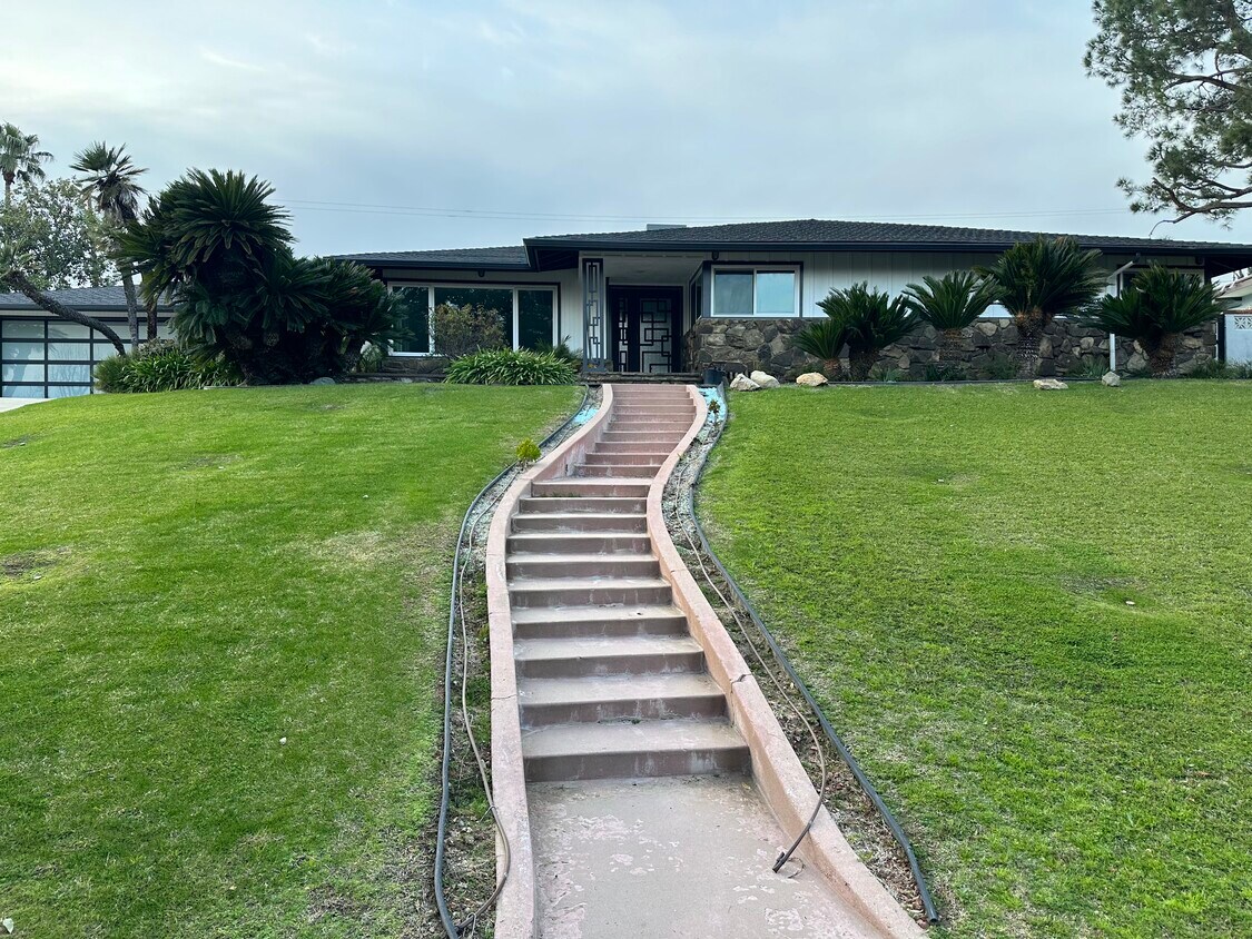 Primary Photo - 3946 Claremont Dr
