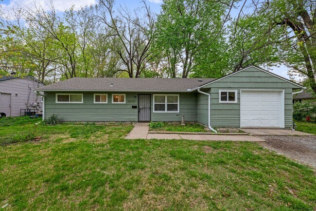 Building Photo - AVAILABLE NOW! 5 Bedrooms, 2 Bathrooms in ...