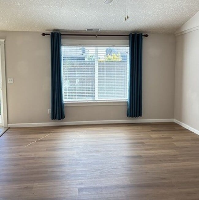 Foto del edificio - 3Bd/2Ba Single Story Home - Available to View!