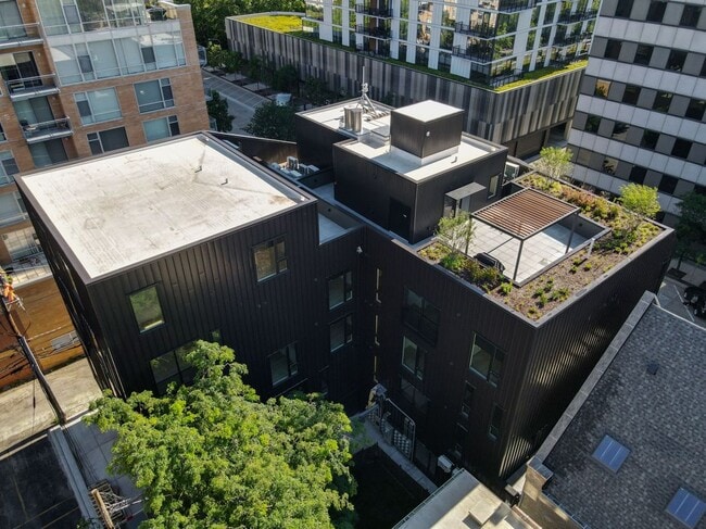 Building Photo - 1700 Oak Ave