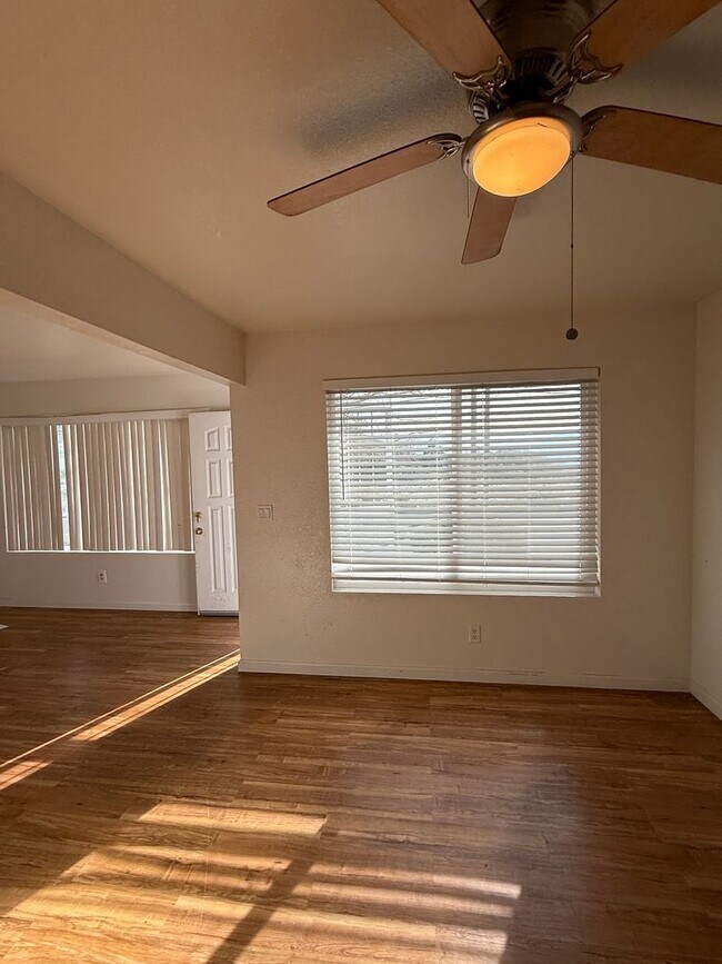 Foto del edificio - 2 bed 1 bath downstairs unit with great views of the city.