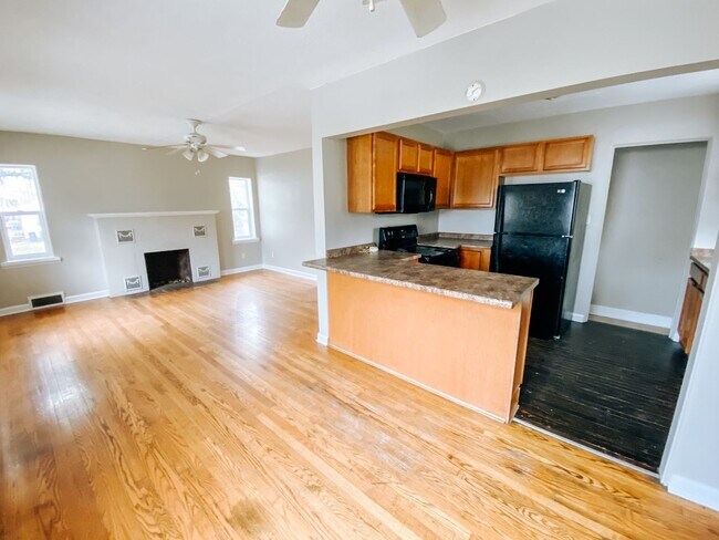 Building Photo - Three Bedroom Close To Downtown