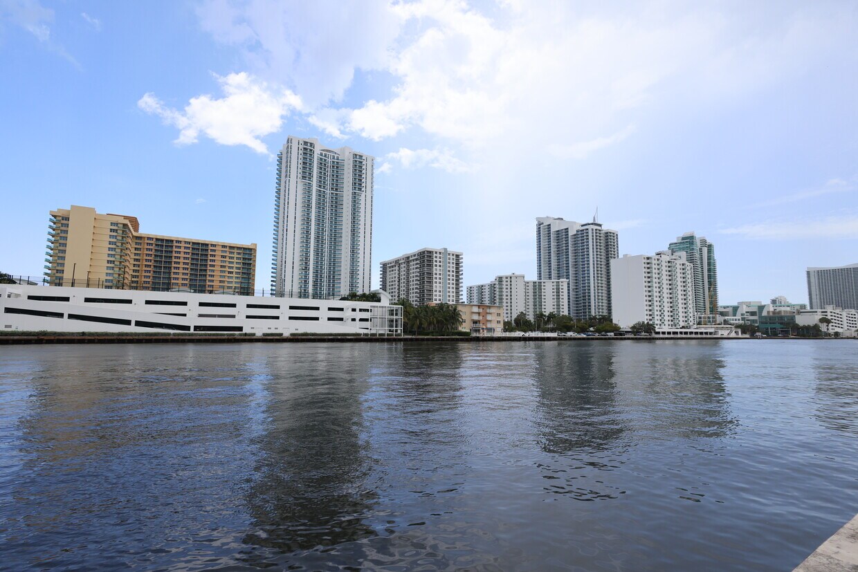 Foto principal - 1000 Parkview Dr
