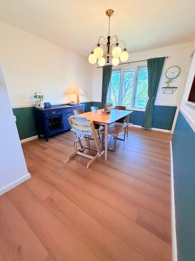 Building Photo - Beautiful Spacious Fox Farm Home