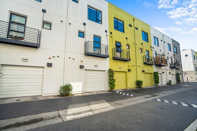 Foto del edificio - Townhome with EV Ready Garage!