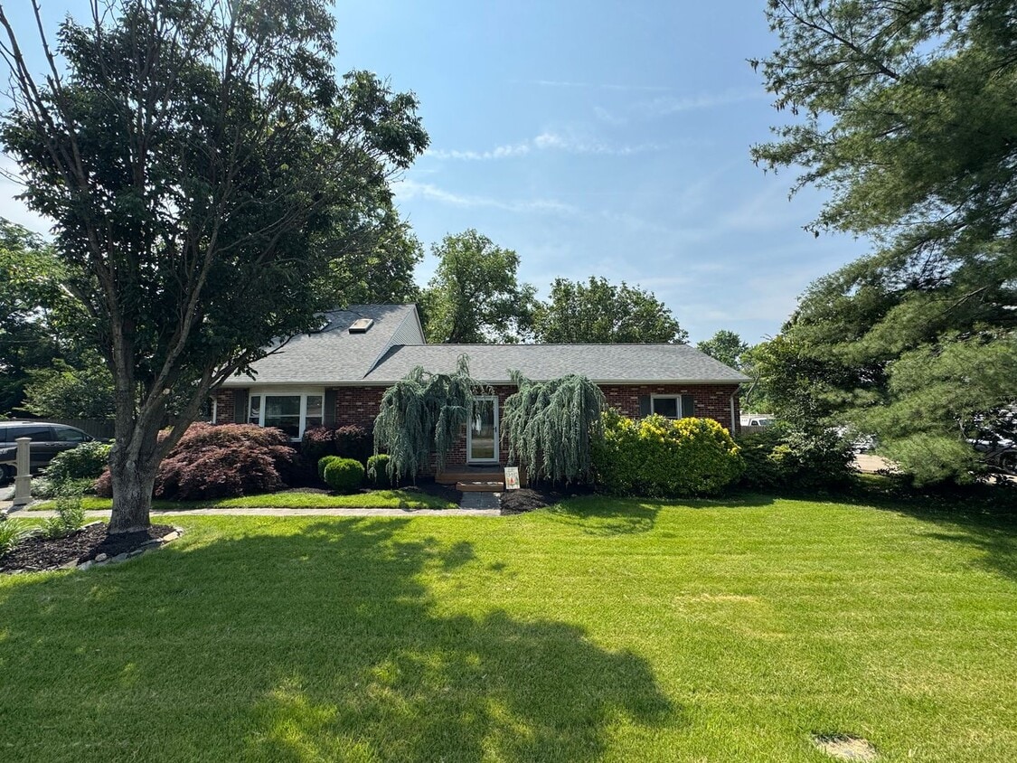 Primary Photo - Beautiful 3 Bed 2.5 Bath Single Family Hom...