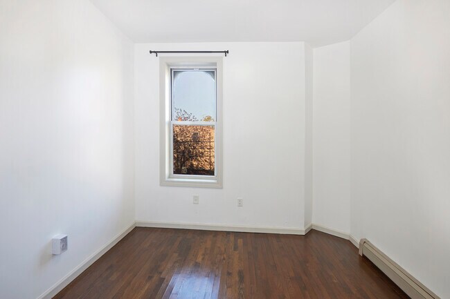 Foto del edificio - 321 Wyona St