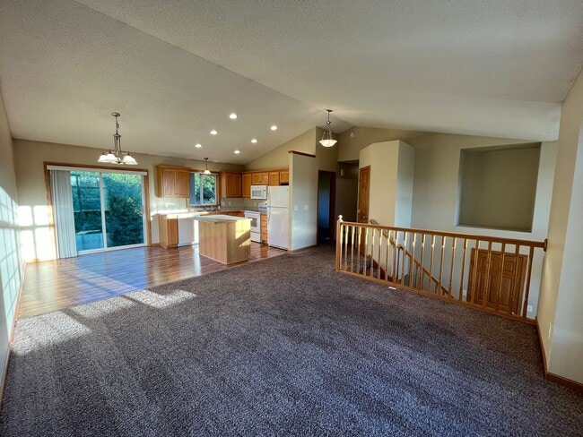 Building Photo - 5 bed 3 bath house for rent