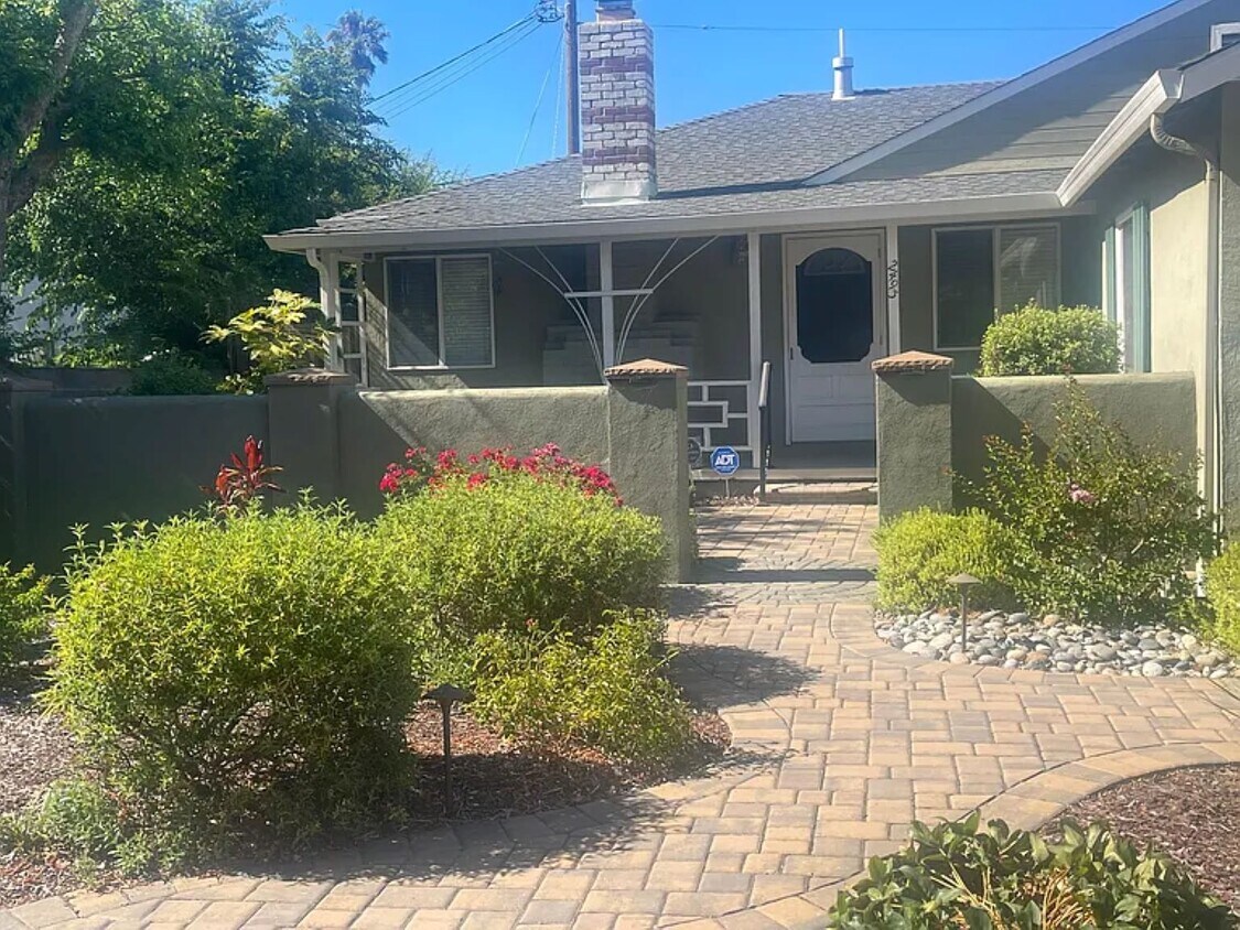 Foto principal - 2493 Fernwood Ave