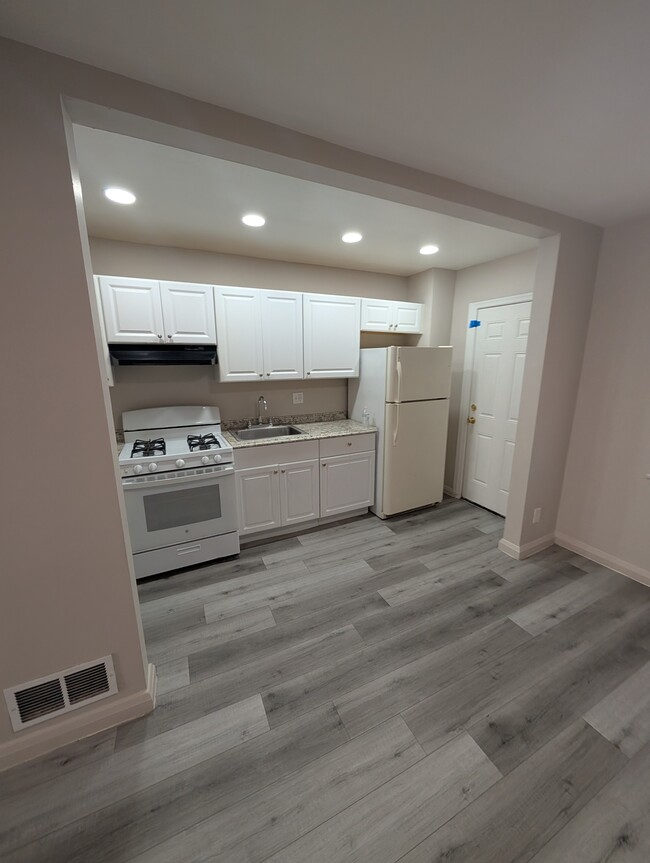 Foto del edificio - 6906 Eastbrook Ave
