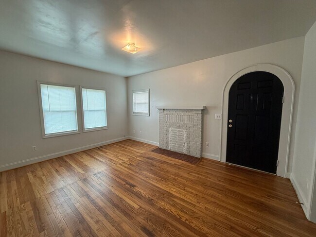 Building Photo - Three bedroom, 1 bath house in Burlington