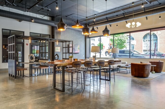 Resident Lounge - 11th and Spruce
