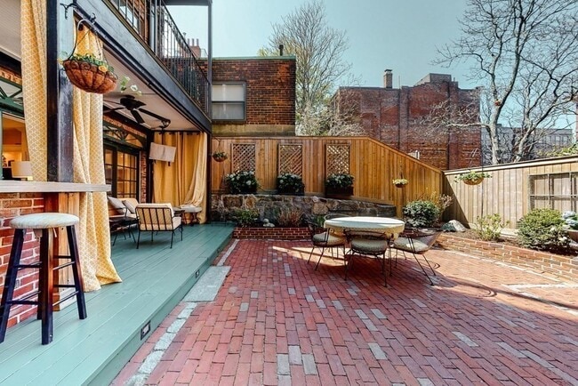 Building Photo - 127 Pinckney St