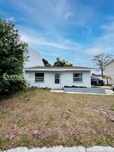 Building Photo - 2070 Loma Linda Way N