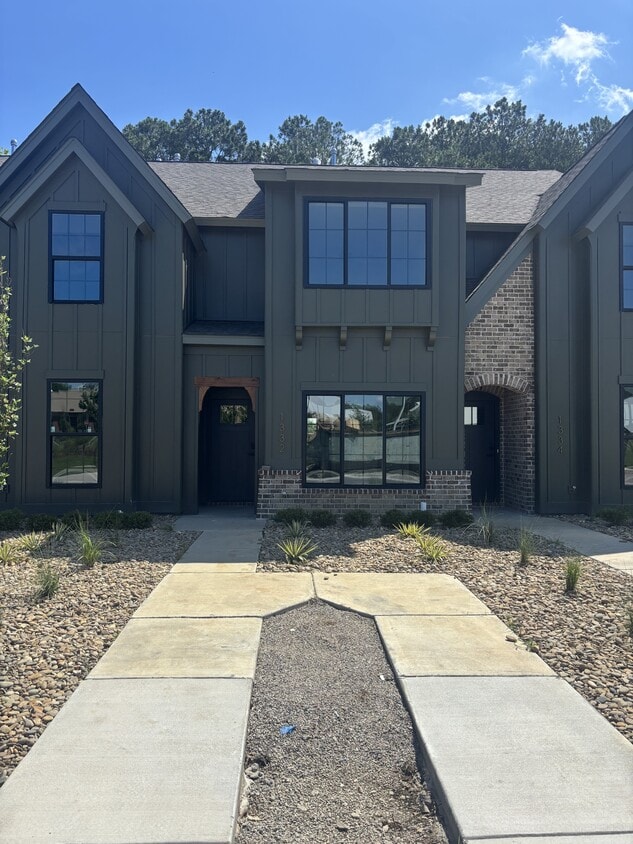 Building Photo - 1332 Twelve Oaks Ln