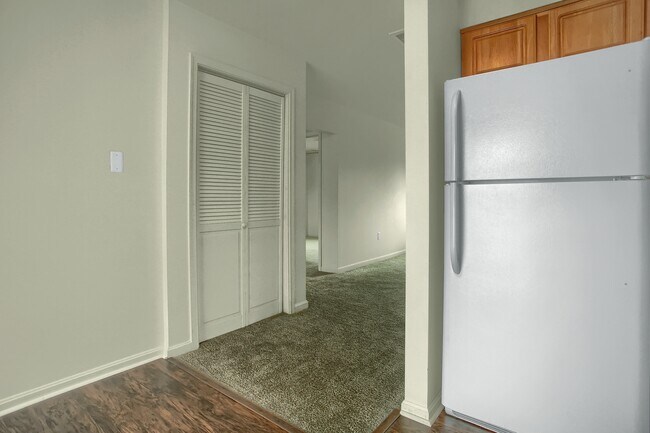 Building Photo - 443 Linden St