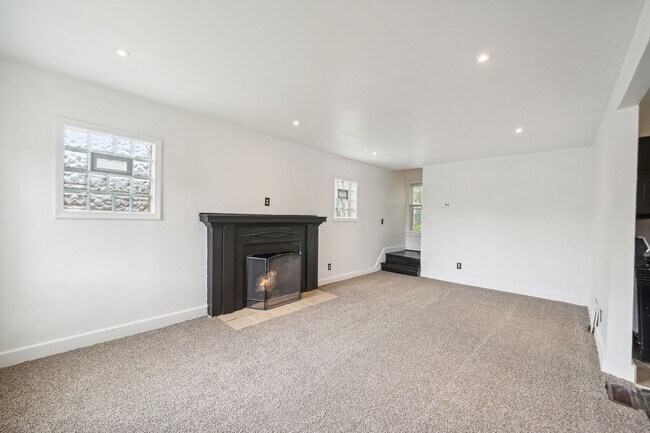 Building Photo - $1,350.00/month - 3 Bed 2 Bath
