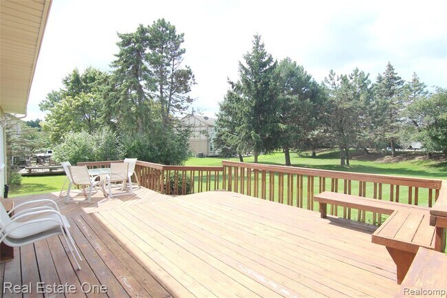 Foto del edificio - 5590 Greenbriar Dr