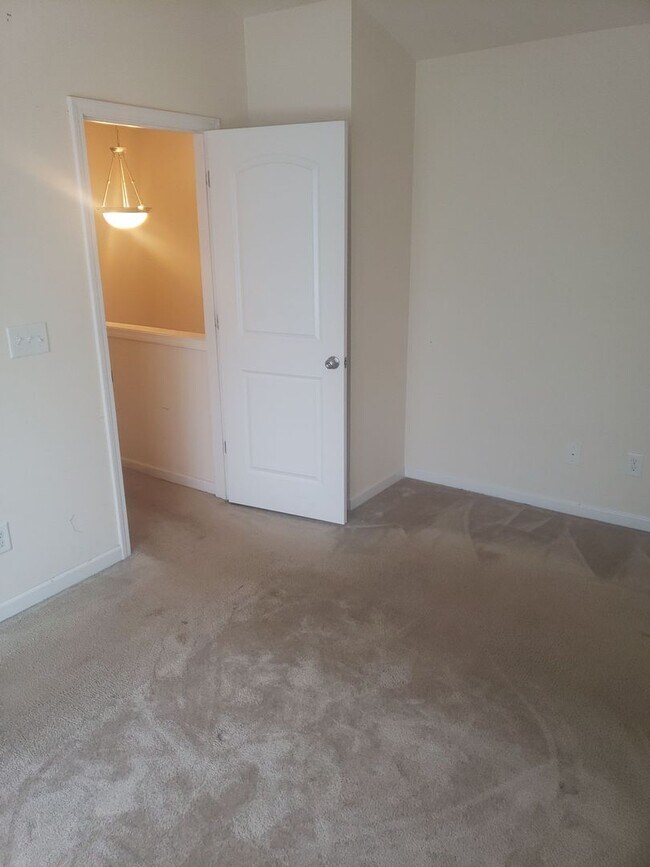 Foto del edificio - Nice End Unit Townhome in the University Area