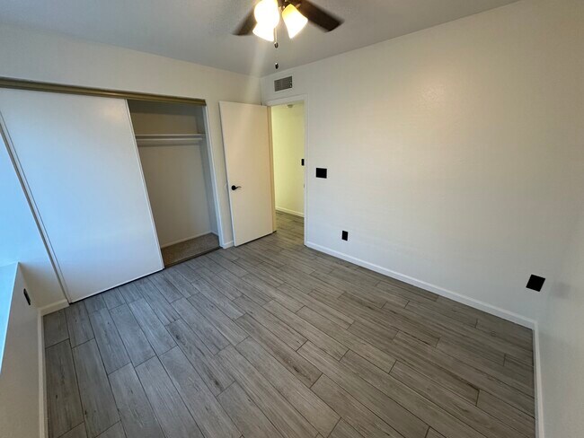 Foto del edificio - 2455 E Broadway Rd