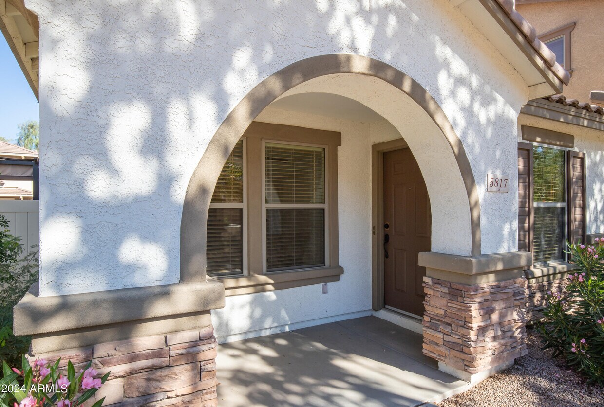 Primary Photo - 5817 E Hampton Ave