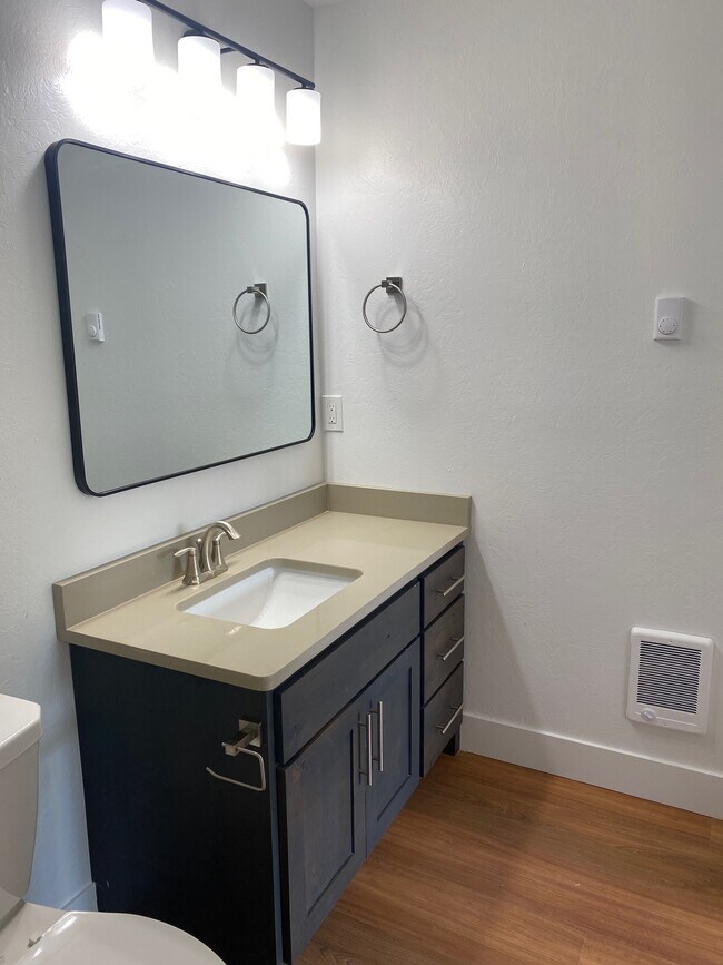 Building Photo - 640 Lincoln St