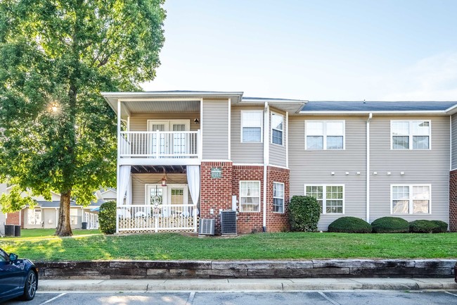 Building Photo - The Oaks Apartments