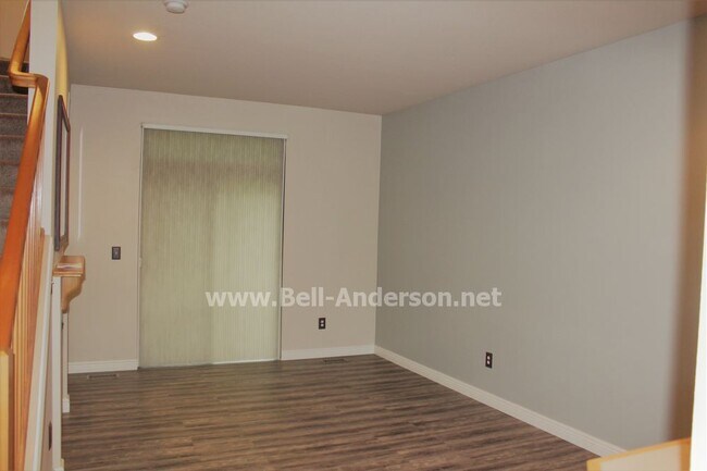 Foto del edificio - Adorable 2 bedroom Townhome Available NOW