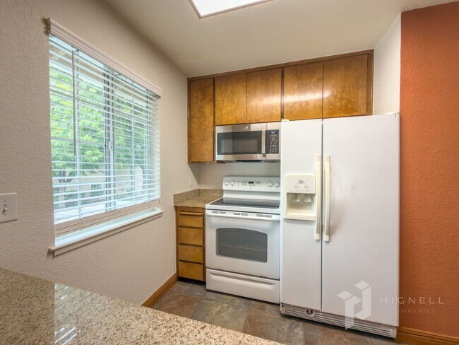Building Photo - 3 Bedroom Condo, Gated Community in Chico
