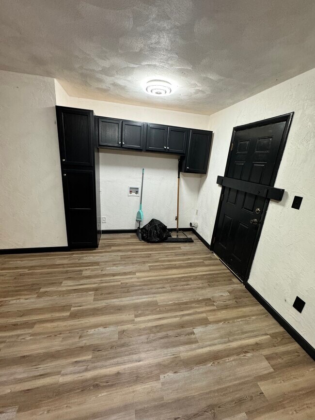 Foto del edificio - 5803 Russell Ave