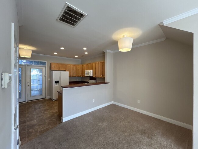 Building Photo - 370 Park Square Pl
