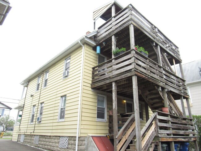 Foto del edificio - 787 Brewster St