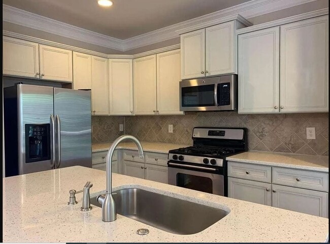 Updated kitchen - 10910 Alderwood Cove