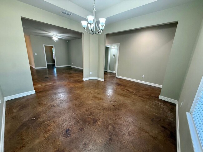 Building Photo - Elegant 4-bed/2-bath plus Garage!