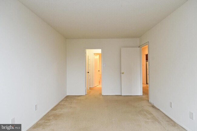 Foto del edificio - 5225 Pooks Hill Rd