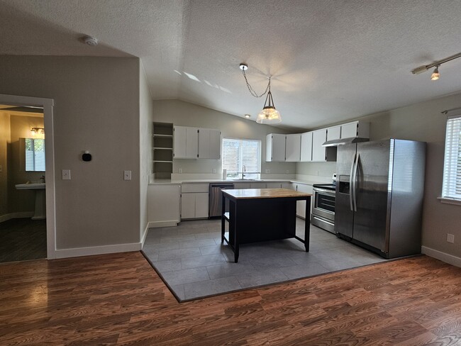 2nd floor / kitchen - 13235 SE Oatfield Rd