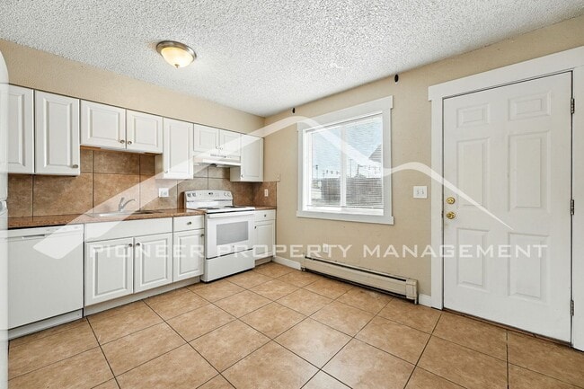 Building Photo - Charming Condo with Washer/Dryer and Reserved Parking