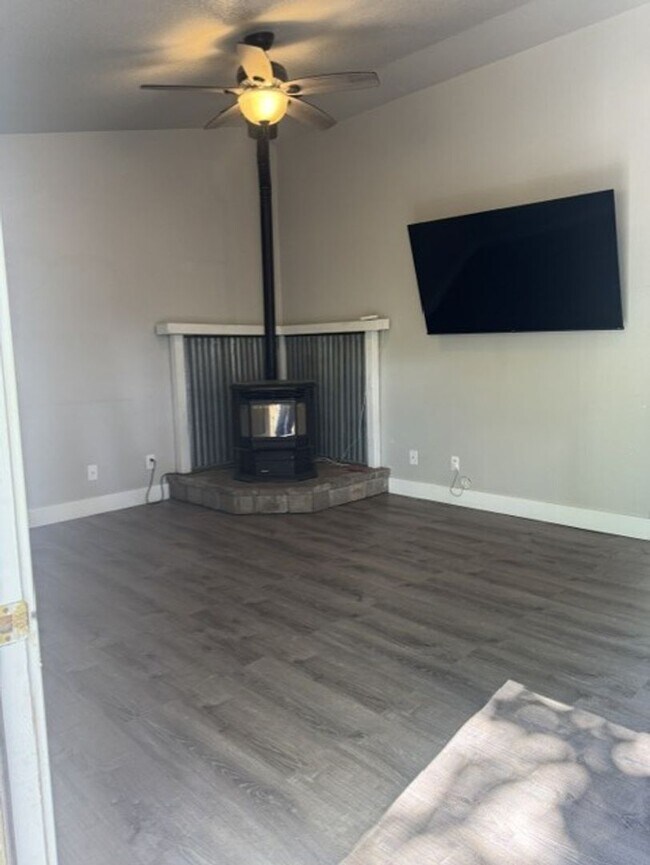 Foto del edificio - Well-Maintained 3-bedroom, 2-bath home with a 2-car garage
