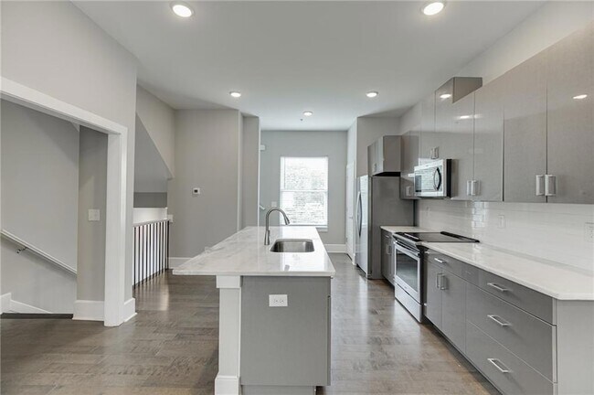 Building Photo - 456 Parkway Dr NE