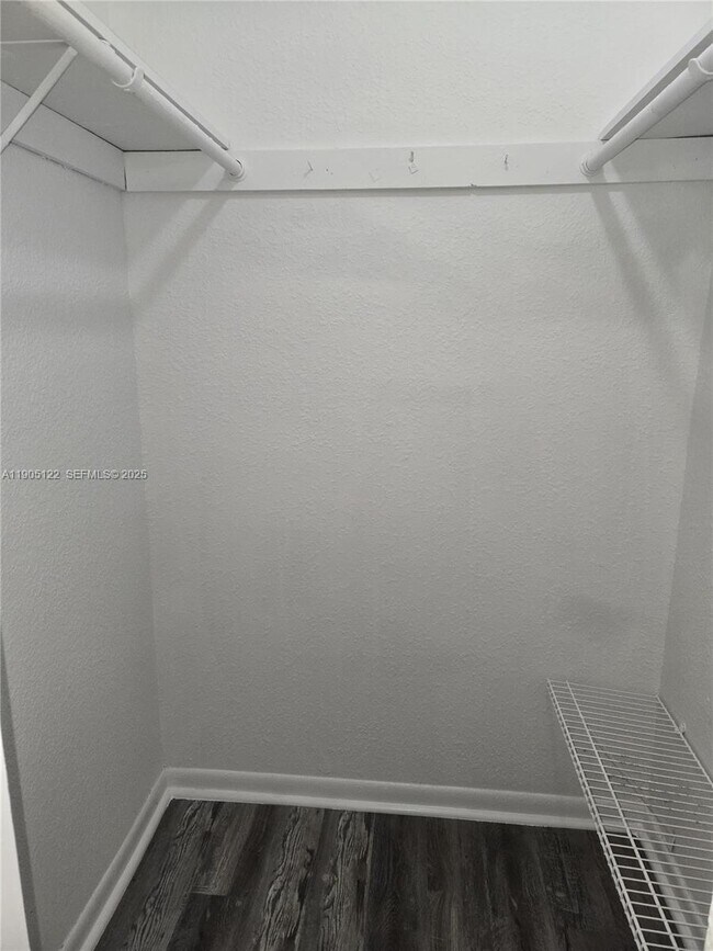 Foto del edificio - 2730 W 76th St