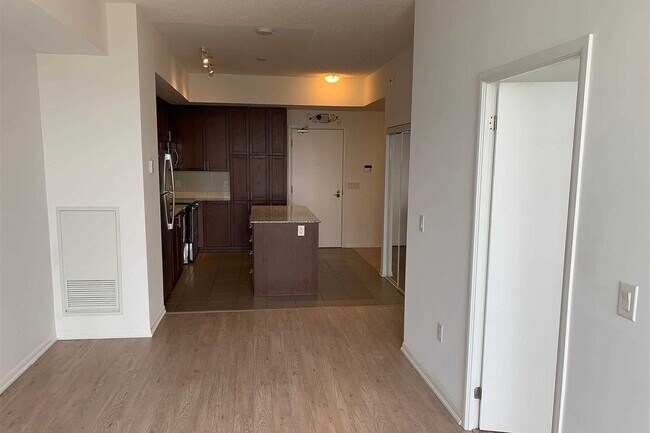 Photo du bâtiment - 830 Lawrence Ave W