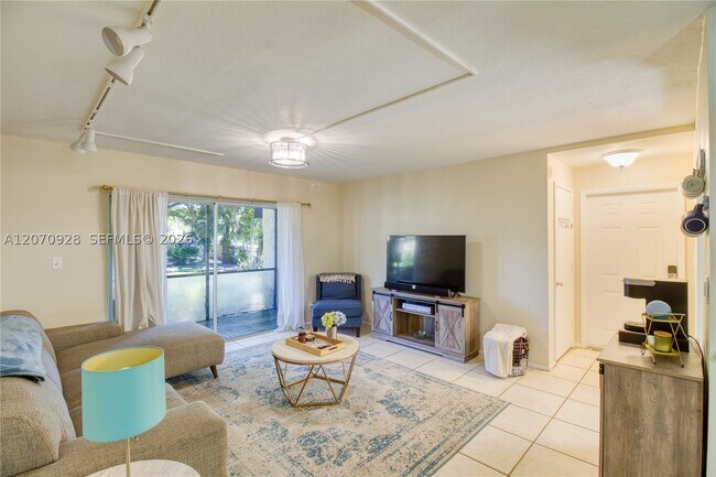 Building Photo - 3095 N Oakland Forest Dr