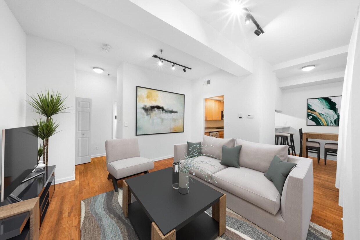 Foto principal - 227 Christopher Columbus Dr