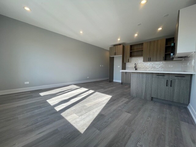 Building Photo - 5416 W Belmont Ave