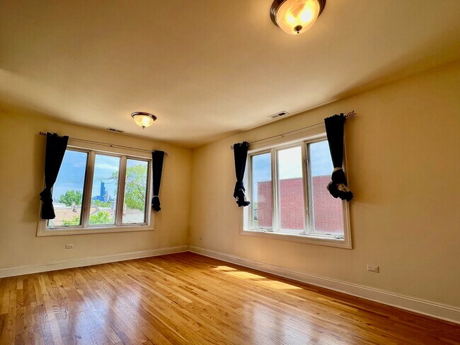 Building Photo - 838 W 31st St