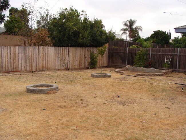 Building Photo - Beautiful 3Bedroom/2 Full Bath Plus Huge B...