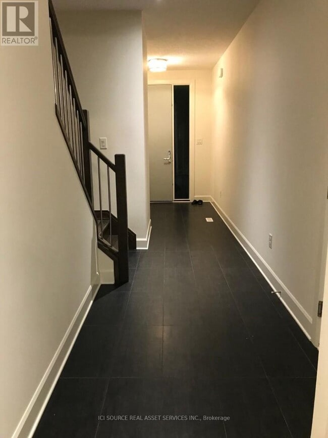 Building Photo - 499 Sophia Cres