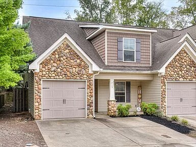 Building Photo - 215 Mossy Bank Dr