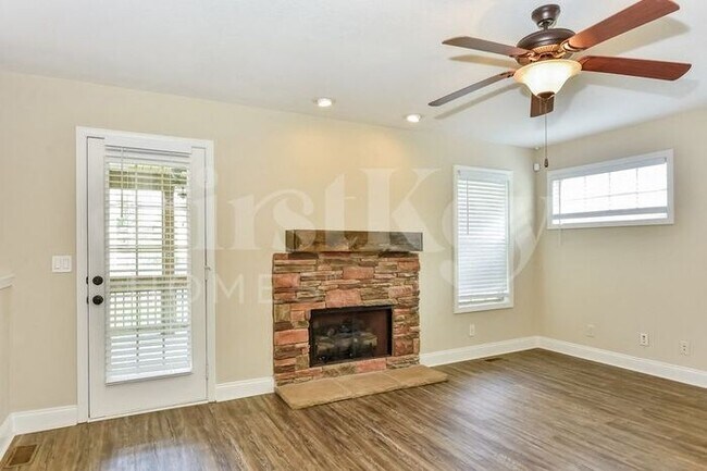 Building Photo - 758 Cavalier Dr